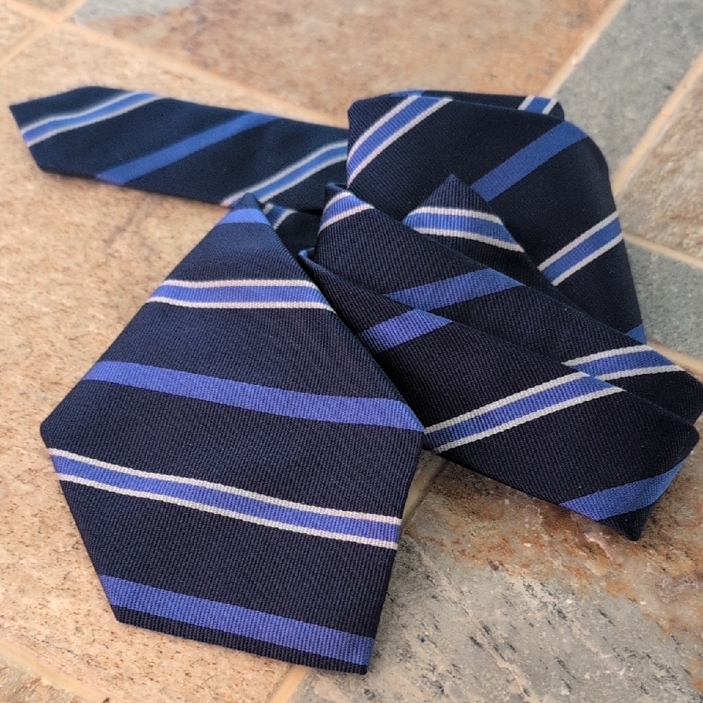 Polo Ralph Lauren Navy and Blue Striped Tie 100%silk Made In Italy.